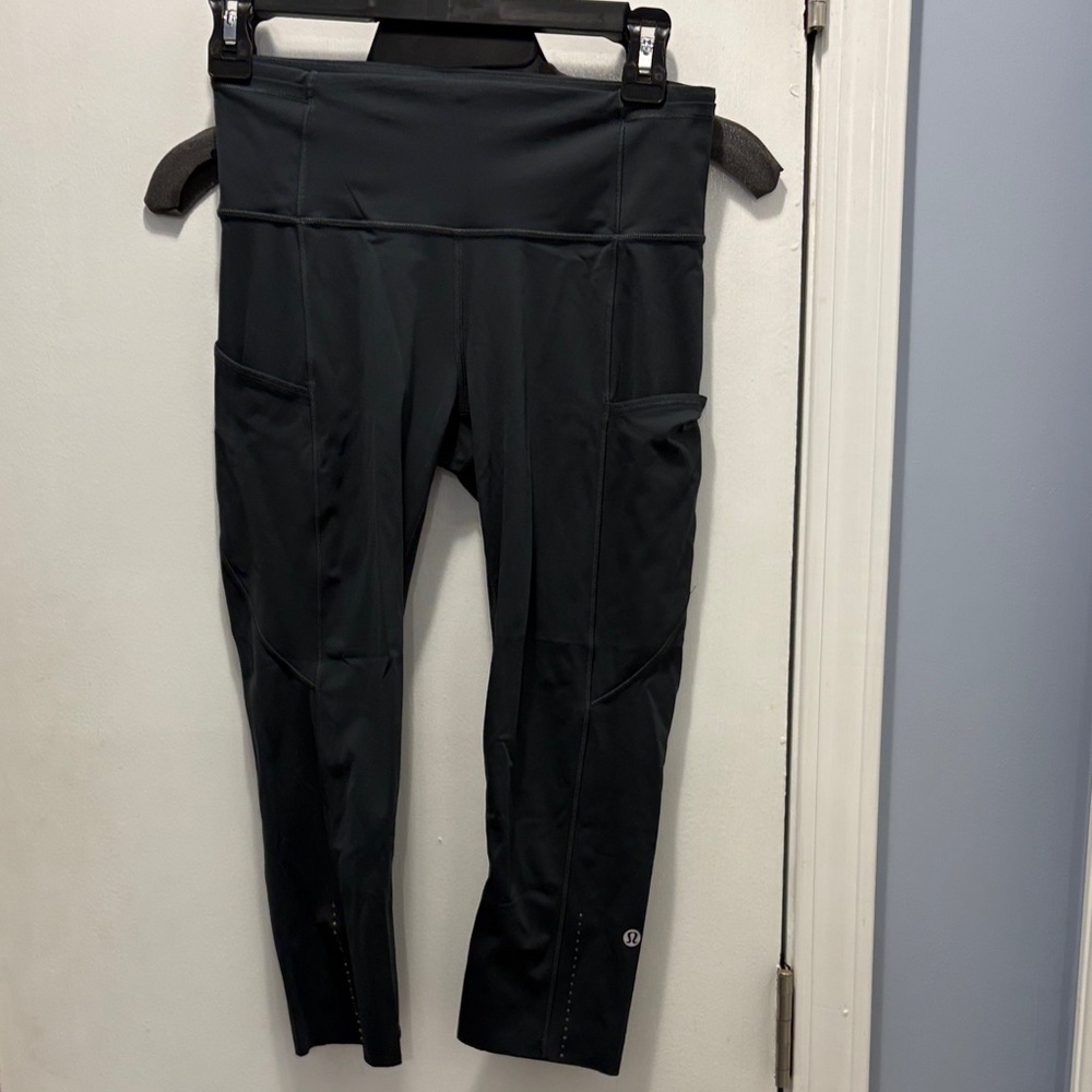 Lululemon carpi Black High-Waisted Leggings size 6
